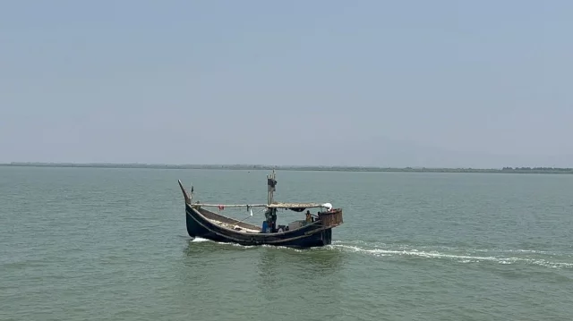 নাফ নদী থেকে ৪ জেলেকে ধরে নিয়ে গেল আরাকান আর্মি