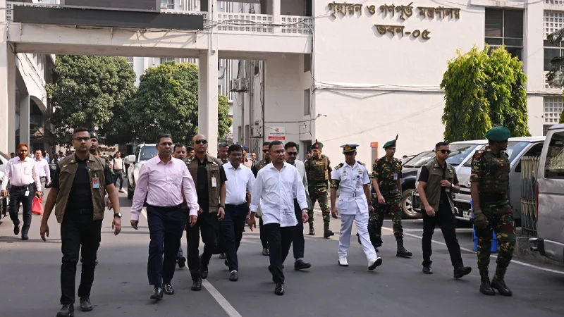 সচিবালয়ে আকস্মিক বিভিন্ন মন্ত্রণালয় পরিদর্শনে প্রধানমন্ত্রী