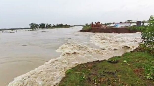 খোয়াই নদীর ৫০ মিটার বাঁধ ভাঙন, ফসলি জমি প্লাবিত