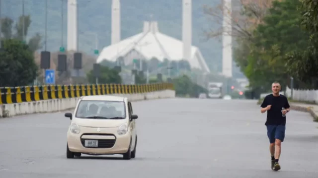 বিশ্বের নজর পাকিস্তানে, লকডাউনে ইসলামাবাদ