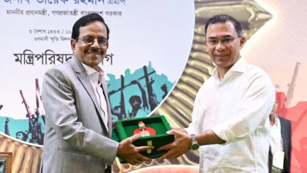 দর্শকদের স্বাধীনতা পদক উৎসর্গ করলেন হানিফ সংকেত