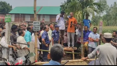 তেল পাম্পে মিছিল নিয়ে এসে ইউএনওর ওপর হামলা, অস্ত্র ছিনিয়ে নেওয়ার চেষ্টা