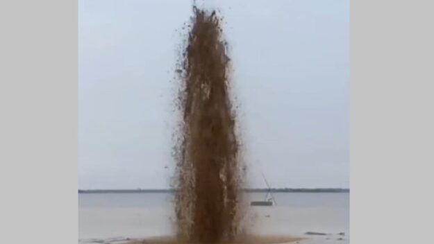 সুনামগঞ্জে হাওরের জল থেকে উঠছে ‘গ্যাস’