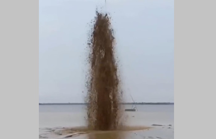 সুনামগঞ্জে হাওরের জল থেকে উঠছে ‘গ্যাস’
