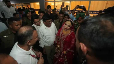 নবদম্পতিকে শুভেচ্ছা জানাতে দলীয় কর্মসূচি সংক্ষিপ্ত করলেন প্রধানমন্ত্রী