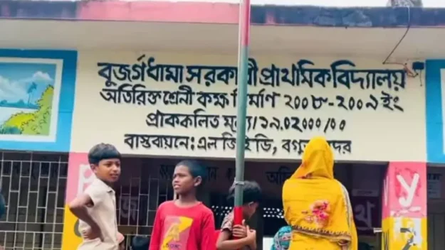 শিক্ষার্থীদের গলায় জুতার মালা পরানো সেই প্রধান শিক্ষিকা বরখাস্ত
