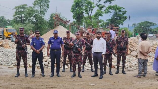 জাফলংয়ে ৭ হাজার ঘনফুট পাথর জব্দ