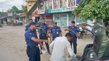 সিলেট বিভাগের নতুন ডিআইজির নির্দেশে অতিরিক্ত  পুলিশ সুপারের নেতৃতে গোলাপগঞ্জ চৌমুহীনীতে পুলিশের বিশেষ চেকপোস্ট ও সাড়াঁশি অভিযান