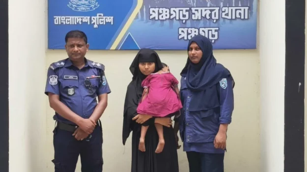 মোবাইলে প্রেম-বিয়ে, ভিসা ছাড়াই ভারতে স্বামীর কাছে যেতে শিশুসহ নারী আটক