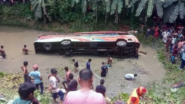 কুষ্টিয়ায় যাত্রীবাহী বাস ও ট্রাকের সংঘর্ষে নিহত ৩, বহু হতাহতের শঙ্কা
