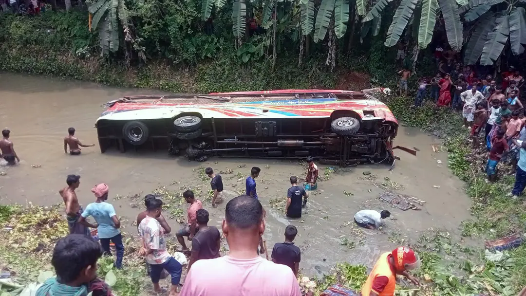কুষ্টিয়ায় যাত্রীবাহী বাস ও ট্রাকের সংঘর্ষে নিহত ৩, বহু হতাহতের শঙ্কা