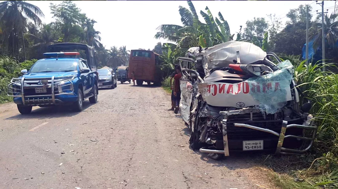 স্বামীর মরদেহ নিয়ে বাড়ি ফেরার পথে প্রাণ গেল স্ত্রীর, নিহত অ্যাম্বুলেন্স চালকও