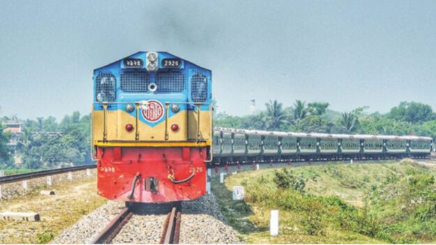 চট্টগ্রাম থেকে সিলেটে আসা ট্রেনের সঙ্গে ট্রাকের সংঘর্ষ, রেল যোগাযোগ বন্ধ