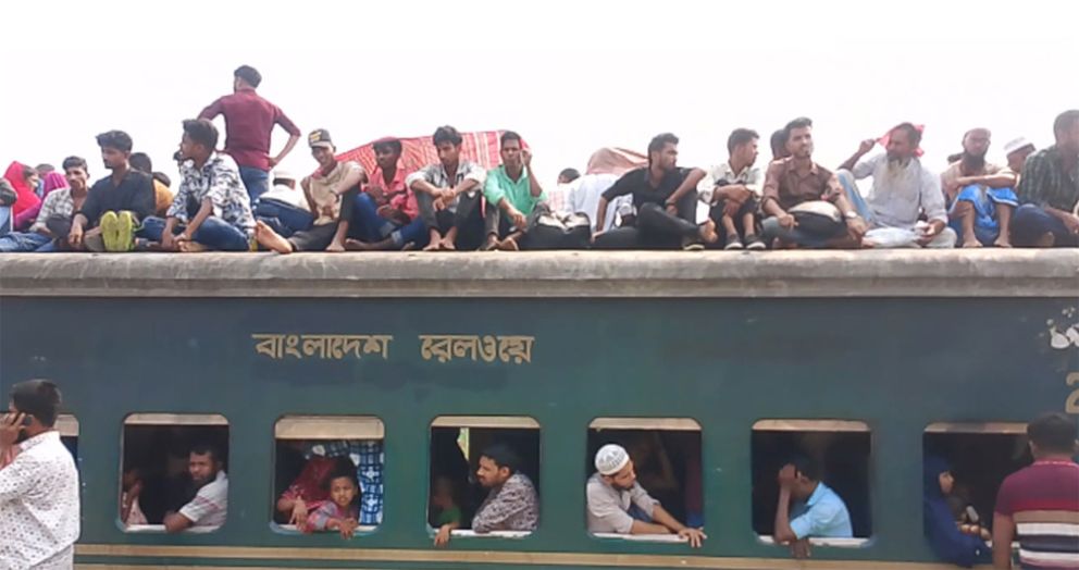 ঝুঁকি নিয়ে সিলেটে ট্রেনের ছাদে ভ্রমণ, বাড়ছে প্রাণহানি