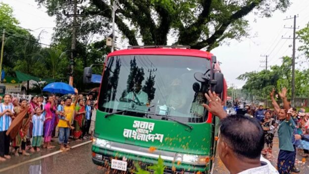 সড়কে জনতা, মৌলভীবাজারের পথে প্রধানমন্ত্রী