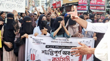 সিলেটে শিক্ষার্থীদের আন্দোলন, ‘আমেরিকান স্ট্যান্ডার্ডে প্রশ্ন ভুল’!