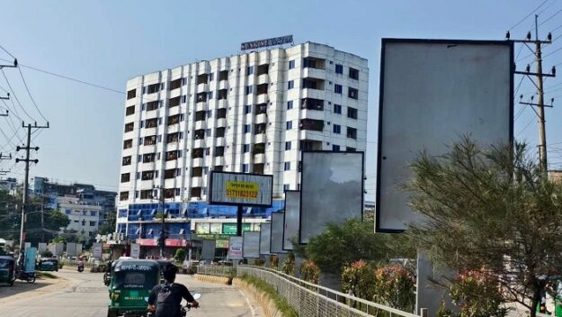 গাছ ঢেকে যায় বিজ্ঞাপনে