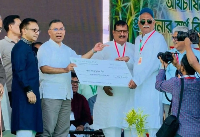 এমপি পেলেন আখচাষির প্রণোদনা, প্রধানমন্ত্রী দিলেন চেক